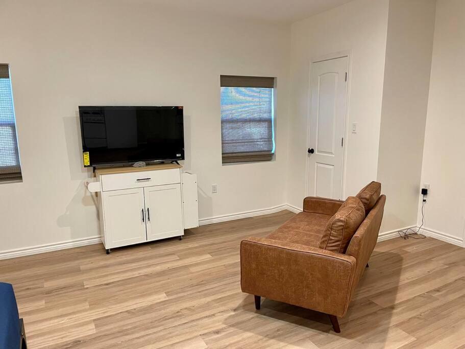 Ranchette Apartment- Beach Access Small Lake View Buchanan Dam Bagian luar foto